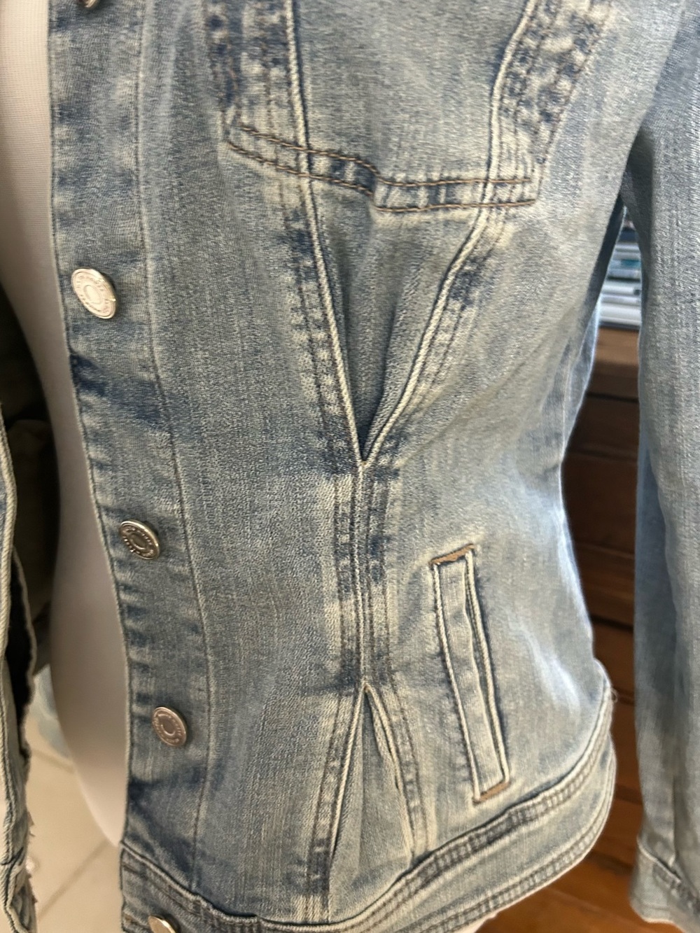 White House Black Market Fitted Light Wash Denim Jacket Size Medium - Picture 3 of 7